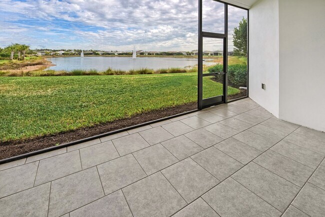 Building Photo - 2/2+Den Coach Home Available Annually!