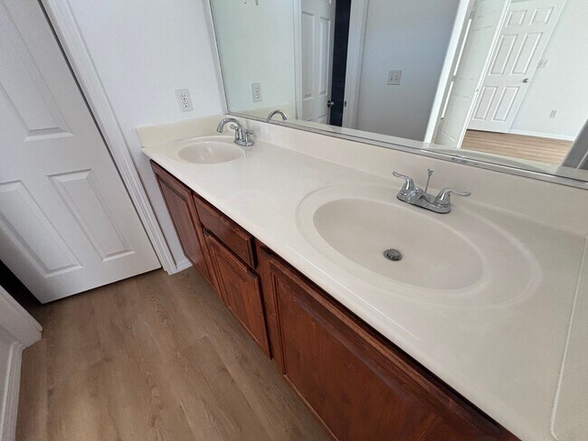 Building Photo - Charming 3-Bedroom Home with Modern Comfor...
