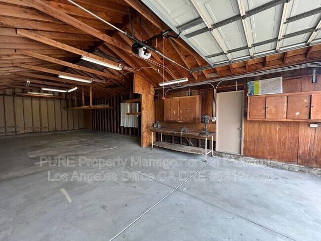 Building Photo - 2667 S Dolphin St