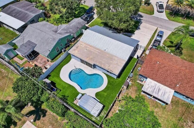 Building Photo - 516 E Whitney Dr