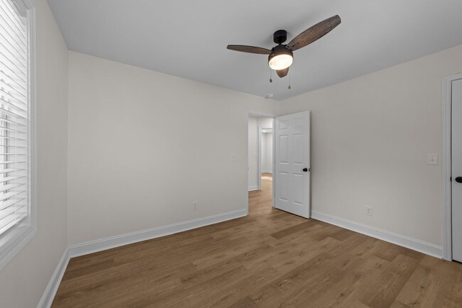 Building Photo - Freshly Renovated Adorable 2 Bedroom 1 Bat...