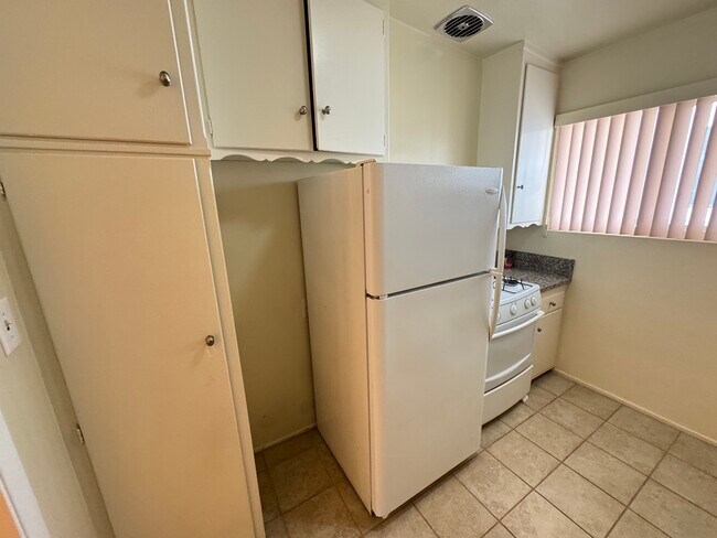 Building Photo - 521 S Manhattan Pl