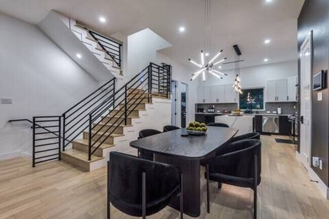 Building Photo - Stunning 3BR  3.5 Bath Townhome in Dallas