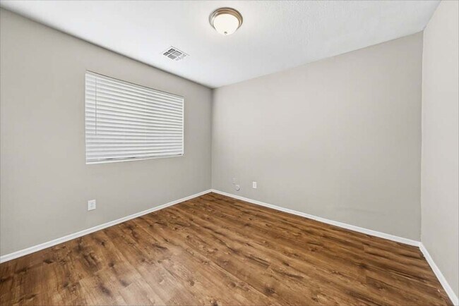 Building Photo - 908 W Roeser Rd