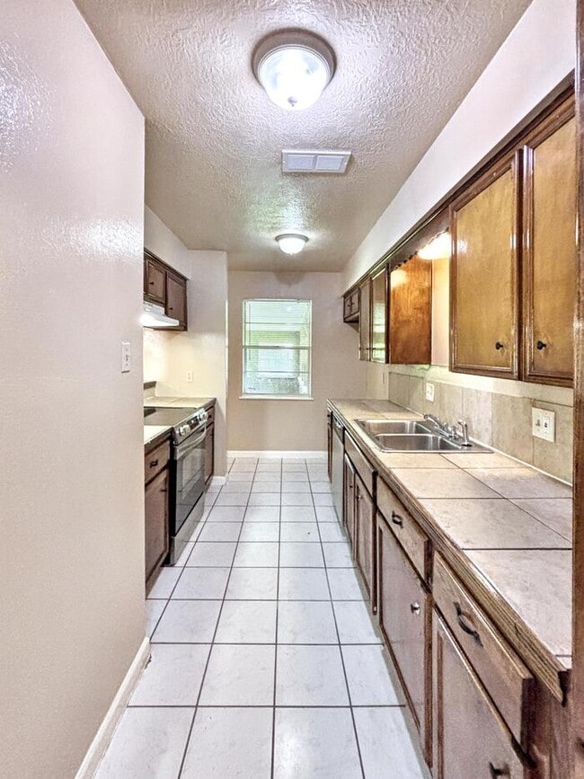 Building Photo - 3-Bedroom, 2-Bathroom Home in Convenient L...