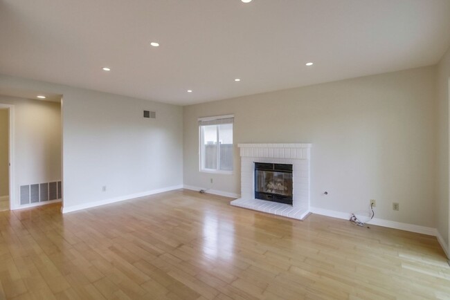 Building Photo - *$250 MOVE-IN DISCOUNT* Light and Bright B...