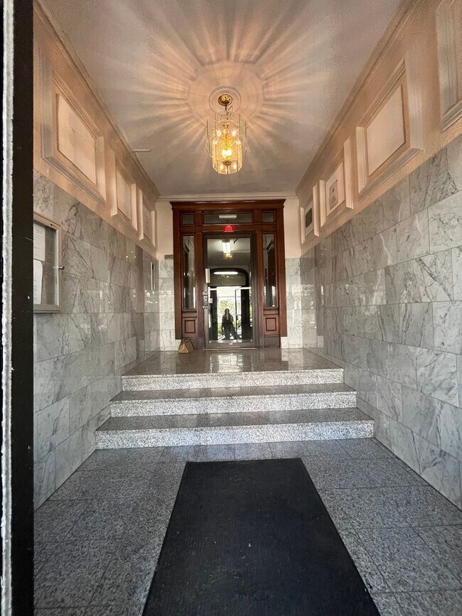 Building Photo - $2,025 Brighton Studio | Near Packards Corner | Exceptional Value in a Prime Location