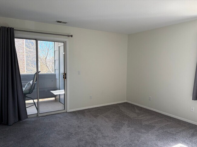 Building Photo - 1 Bed 1 Bath Condo With Large Covered Balcony & Community Pool.