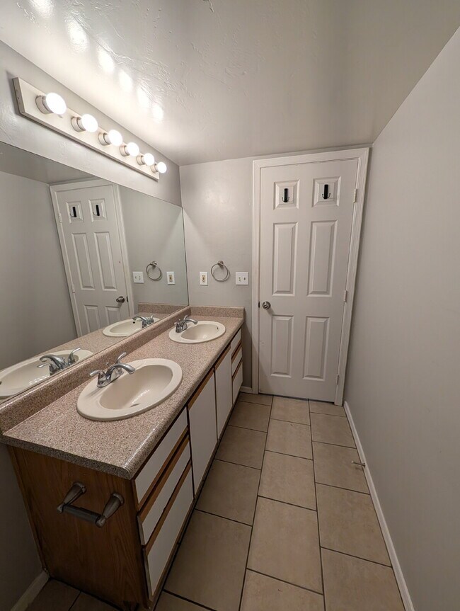 Building Photo - Spacious 2 Bedroom with Private Yard!