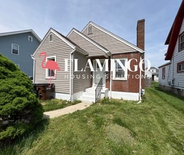 Building Photo - Charming 2-Bedroom Home with Central Air & Washer/Dryer Hookups