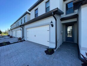 Building Photo - ANNUAL RENTAL - 3 BED/ 2.5 BATH TOWNHOUSE AT SONOMA OAKS