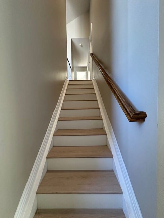 Building Photo - Stunning Newbury Park Home in model condit...