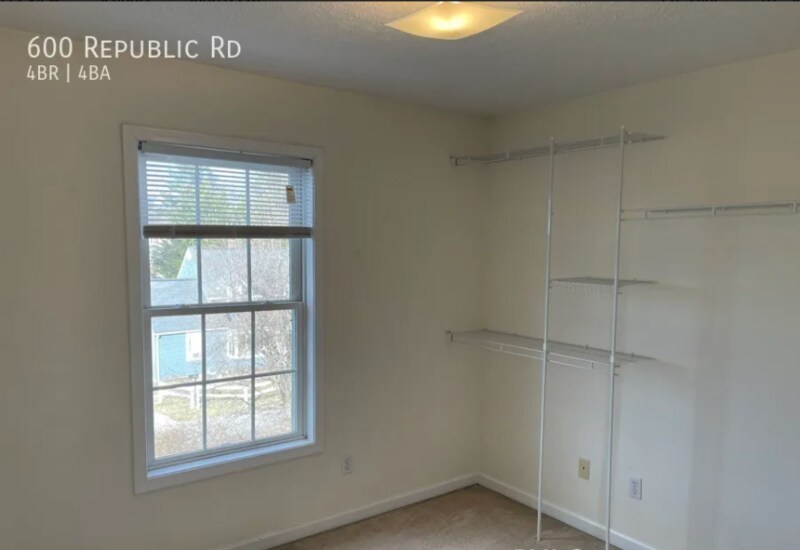 Building Photo - 600 Republic Rd