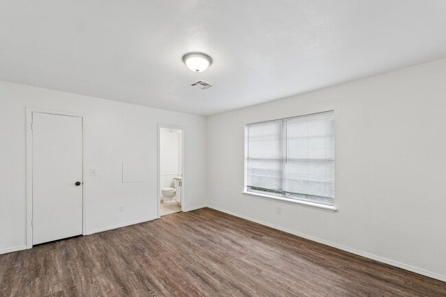 Building Photo - 3 bedroom 2.5 bath - NW Highway and Rockwell