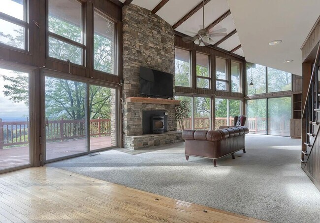 Building Photo - Secluded 3 Bedroom 4 Bath Home