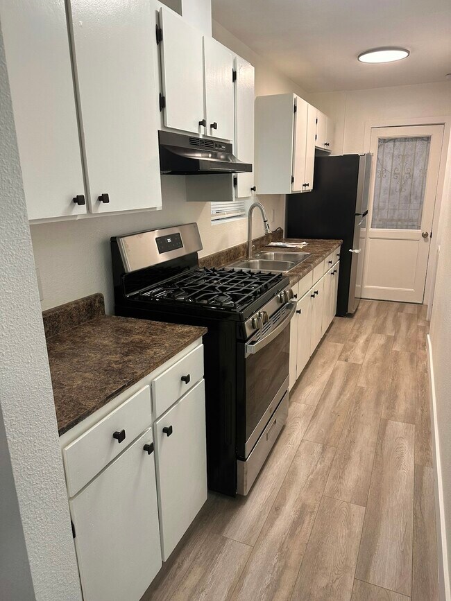 Building Photo - 934 1/2 Simmons Avenue, Unit 934 1/2
