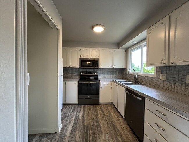 Building Photo - Spacious Milwaukie Home with Bonus Room, Large Fenced Yard and Shed/Workshop *Garage Not Included*
