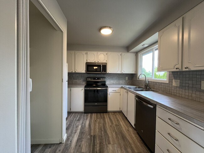 Building Photo - Spacious Milwaukie Home with Bonus Room, Large Fenced Yard and Shed/Workshop