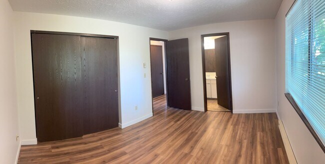 Building Photo - 1002
