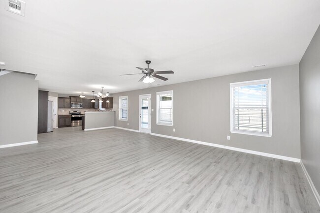 Building Photo - Fresh Paint & New Carpet! 4BR with Fenced Yard