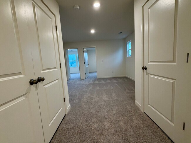 Building Photo - 844 Pine Cone Ln