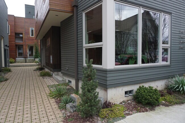 Building Photo - 2451 SE Ankeny St