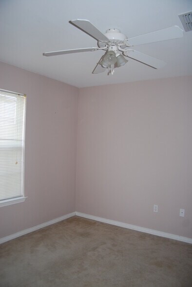 Building Photo - 17336 Meadowbrook Dr