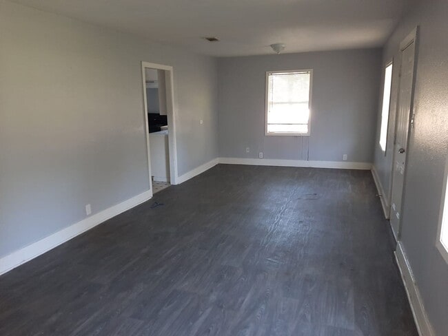 Building Photo - Recently Renovated Large 3 bedroom 1 bath with fresh paint and fixtures!!