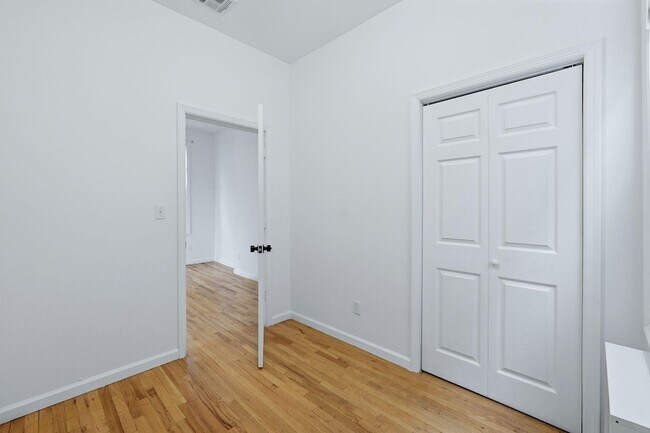 Building Photo - 211 20th St