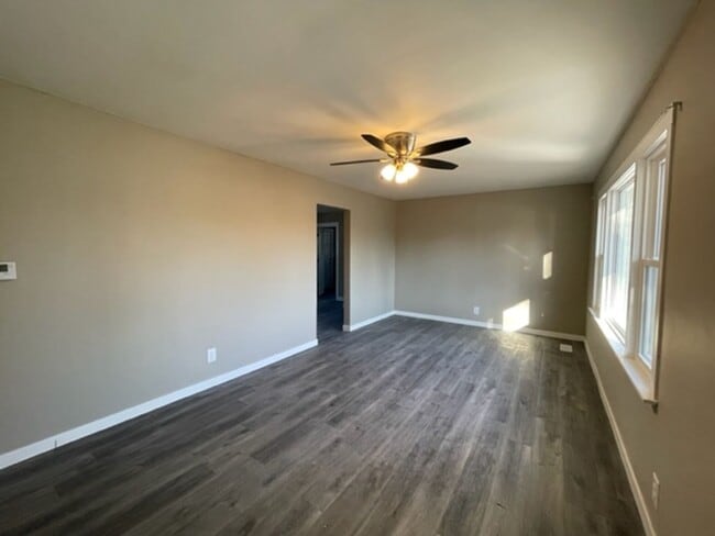 Building Photo - HUGE SHOP!  Updated 3 bedroom home in great location close to Mercy
