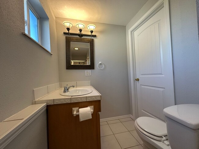 Building Photo - Stand-alone 1BR Home | W/D | Prime North E...