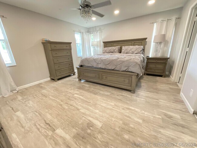 Building Photo - 5574 Royal Lake Cir