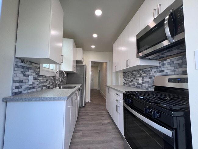Building Photo - Updated 2BR house with Garage!