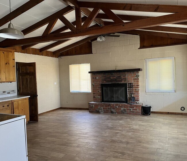 Building Photo - Charming 2 bedroom, 1 bathroom