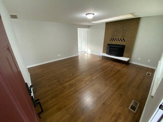 Building Photo - 309 Choker St SE