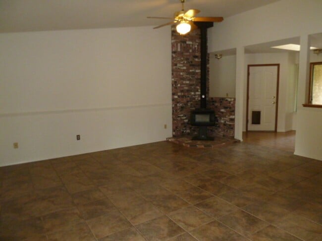 Building Photo - Spacious Home in Desirable Quail Ridge Neighborhood