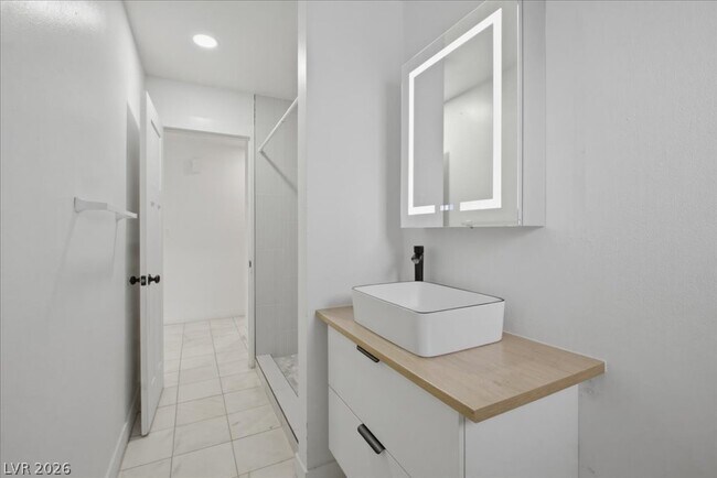 Building Photo - 4013 Esmeralda Ave