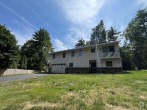 Building Photo - Spacious 4 Bed / 3 Bath Single-Family Home...