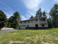 Building Photo - Spacious 4 Bed / 3 Bath Single-Family Home...