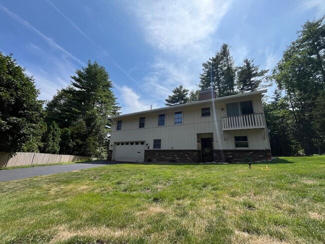 Primary Photo - Spacious 4 Bed / 3 Bath Single-Family Home...
