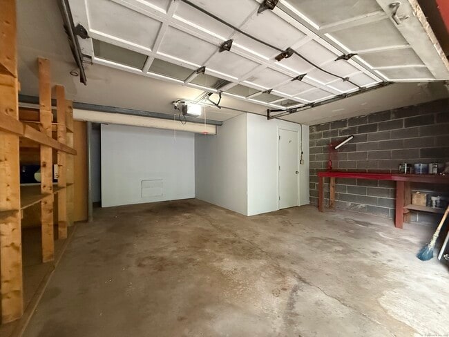 Building Photo - 1105 Waterbury Rd