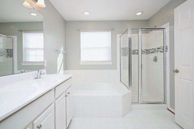 Building Photo - Pet Friendly End-unit Pantops Townhome (Le...