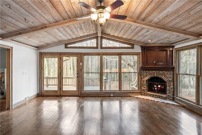 Building Photo - 2468 Ridgeway Dr