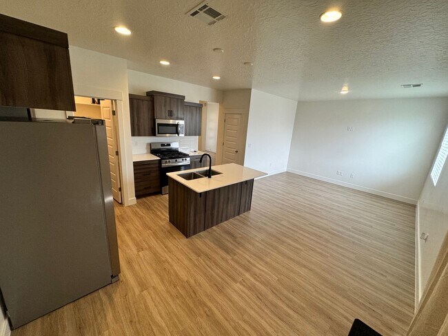 Building Photo - Beautiful 3 bed 2.5 bath Home!