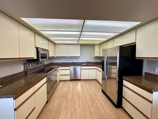 Building Photo - 600 S State St