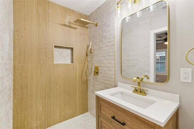 Building Photo - 2909 Diana Dr SW