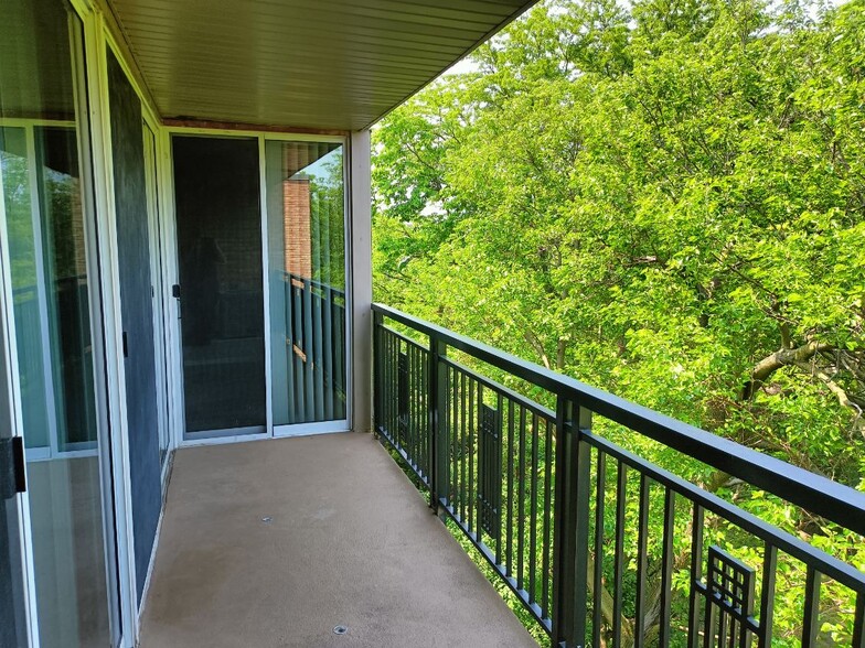 Building Photo - 5900 Oakwood Dr