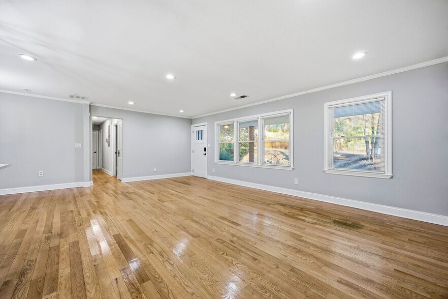 Building Photo - 2717 S Clark Dr