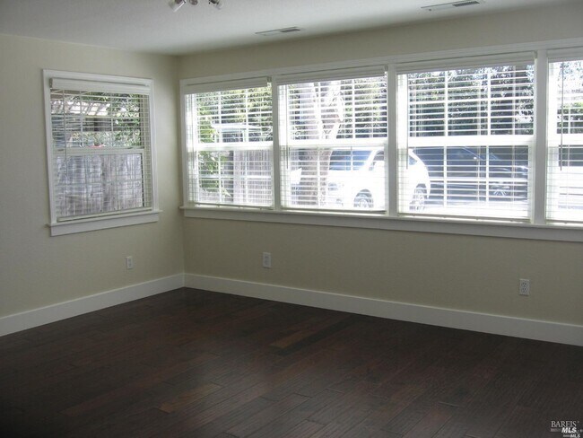 Building Photo - 1324 Community Dr