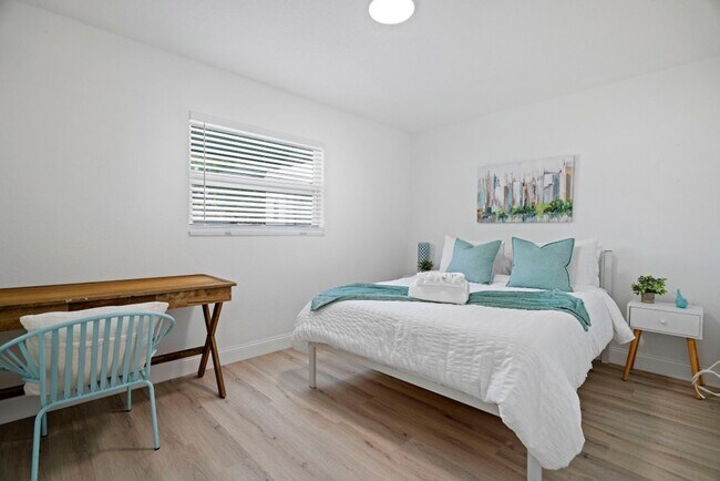 Building Photo - Stylish Tranquil duplex - Near Belleair Beach